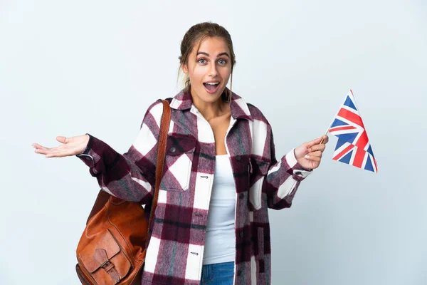 年轻女子举着一面英国国旗 背景为白色 面部表情震惊 — 图库照片