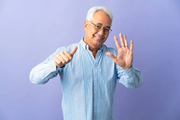 Homem Brasileiro Meia Idade Isolado Fundo Roxo Contando Seis Com — Fotografia de Stock