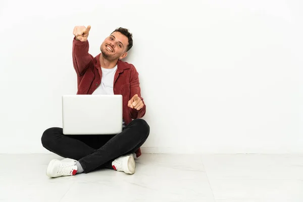 Jovem Bonito Caucasiano Homem Sit Chão Com Laptop Aponta Dedo — Fotografia de Stock