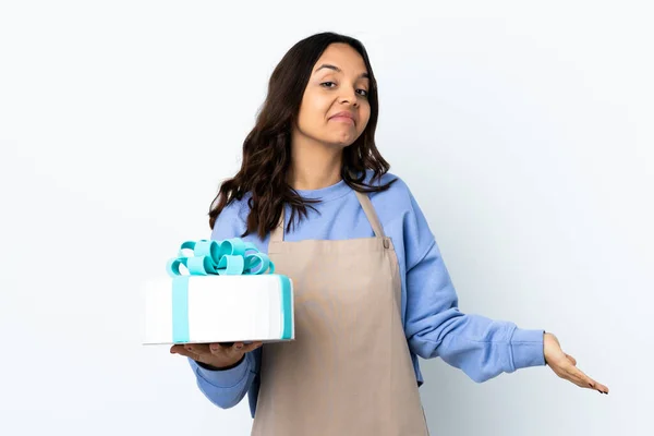 Chef Pâtissier Tenant Gros Gâteau Sur Fond Blanc Isolé Ayant — Photo