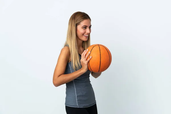 被白人背景隔离的年轻女学生打篮球 — 图库照片