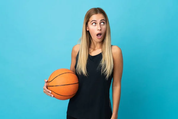 Giovane Donna Che Gioca Basket Isolato Sfondo Bianco Guardando Alto — Foto Stock