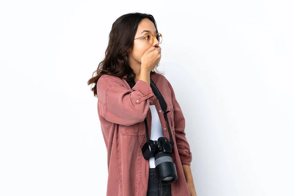 Молодая Фотограф Женщина Изолированном Белом Фоне Покрывая Рот Глядя Сторону — стоковое фото