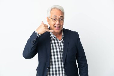 Beyaz arka planda izole edilmiş orta yaşlı Brezilyalı bir adam telefon jesti yapıyor. Bana geri dönüş işareti ver.