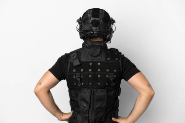 Beyaz arka planda izole genç Kafkas SWAT