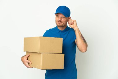 Beyaz arka planda izole edilmiş beyaz bir adam hayal kırıklığına uğramış ve kulaklarını kapatmış.