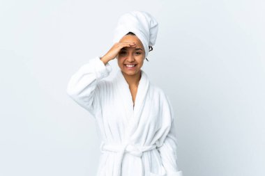 Bornozlu genç bir kadın izole edilmiş beyaz arka planda mutlu bir ifadeyle selamlıyor.