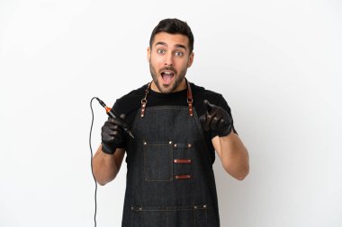 Dövme sanatçısı beyaz arka planda izole edilmiş şaşırmış ve ön tarafı işaret ediyor