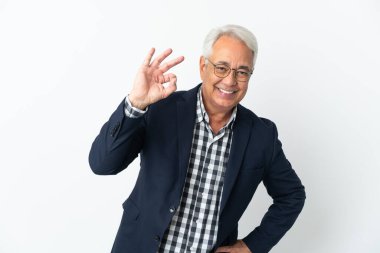 Beyaz arka planda izole edilmiş orta yaşlı Brezilyalı bir adam parmaklarıyla tamam işareti gösteriyor