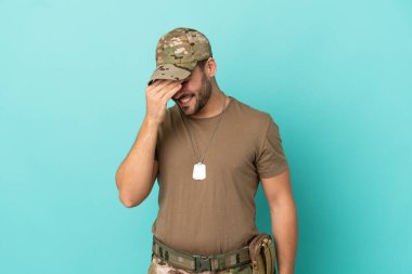 Mavi arka planda izole edilmiş künyeli ordu kahkahaları