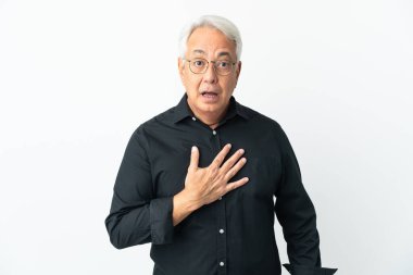 Beyaz arka planda izole edilmiş orta yaşlı Brezilyalı adam sağa bakarken şaşırmış ve şok olmuştu.