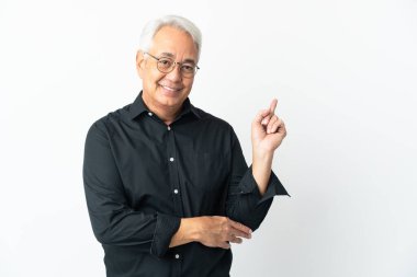 Beyaz arka planda izole edilmiş orta yaşlı Brezilyalı adam mutlu ve dik duruyor.