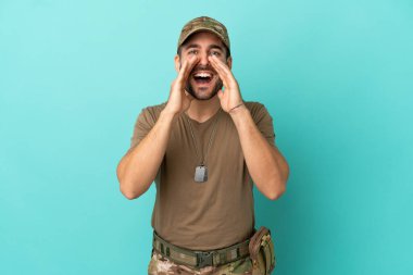 Mavi arka planda izole edilmiş künyeli ordu bağırıyor ve bir şey duyuruyor.