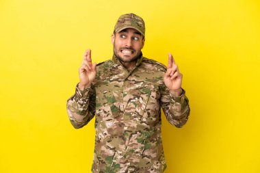 Askerler sarı arka planda izole edilmiş ve şans diliyor.