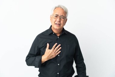 Beyaz arka planda izole edilmiş orta yaşlı Brezilyalı bir adam kendini işaret ediyor