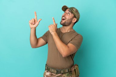 Mavi arka planda izole edilmiş künyeli ordu işaret parmağıyla işaret etmek harika bir fikir.