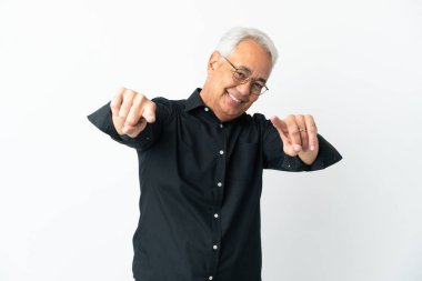 Beyaz arka planda izole edilmiş orta yaşlı Brezilyalı adam mutlu bir ifadeyle öne bakıyor.