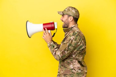 Sarı arka planda izole edilmiş bir asker megafondan bağırıyor.