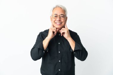 Orta yaşlı Brezilyalı bir adam beyaz arka planda izole edilmiş mutlu ve hoş bir ifadeyle gülümsüyor.