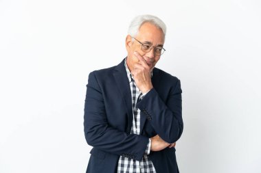 Orta yaşlı Brezilyalı bir adam beyaz arka planda soyutlanmış düşünüyor.