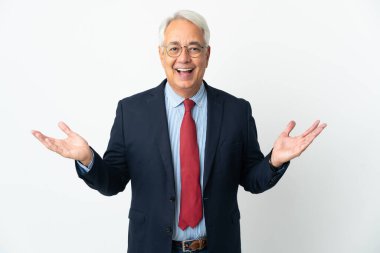 Orta yaşlı Brezilyalı iş adamı, beyaz arka planda şok olmuş yüz ifadesi ile izole edilmiş.