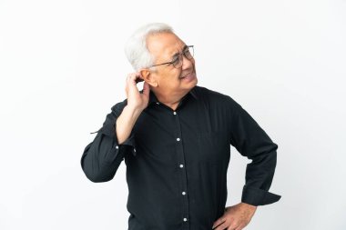 Orta yaşlı Brezilyalı bir adam beyaz arka planda izole edilmiş bir fikir düşünüyor.