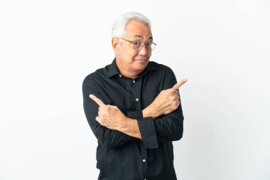 Orta yaşlı Brezilyalı erkek beyaz arka planda izole edilmiş.