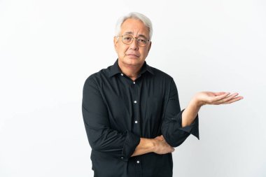 Orta yaşlı Brezilyalı bir adam beyaz arka planda izole edilmiş. Şüpheleri var.