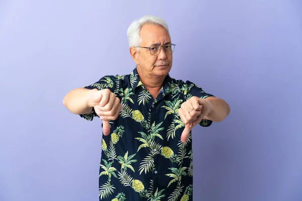 Hombre Brasileño Mediana Edad Aislado Sobre Fondo Púrpura Mostrando Pulgar — Foto de Stock
