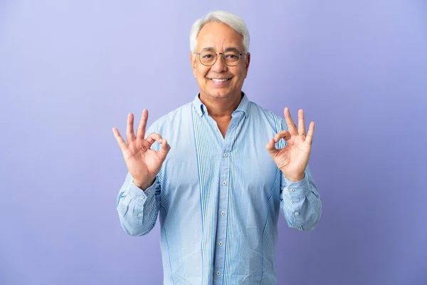 Homem Brasileiro Meia Idade Isolado Fundo Roxo Mostrando Sinal Com — Fotografia de Stock