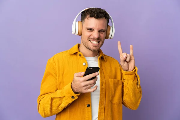 Joven Caucásico Guapo Hombre Aislado Púrpura Fondo Escuchar Música Con — Foto de Stock
