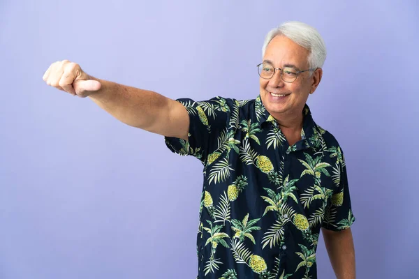 Homem Brasileiro Meia Idade Isolado Fundo Roxo Dando Gesto Polegar — Fotografia de Stock