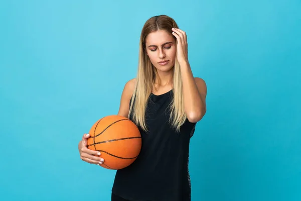 Giovane Donna Che Gioca Basket Isolato Sfondo Bianco Con Mal — Foto Stock