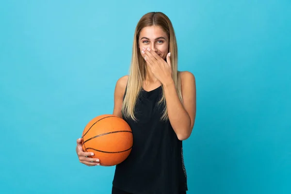 若いです女性プレイバスケットボール孤立した上に白い背景幸せと笑顔カバー口とともに手 — ストック写真