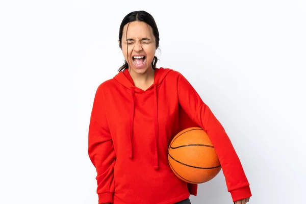 Jovem Mulher Jogando Basquete Sobre Fundo Branco Isolado Gritando Para — Fotografia de Stock