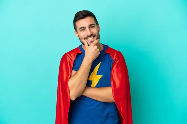 Super Héroe Caucásico Hombre Aislado Sobre Fondo Azul Sonriendo — Foto de Stock