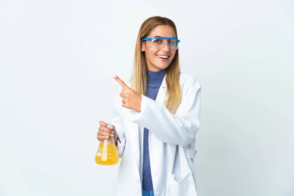 Junge Wissenschaftlerin Isoliert Auf Weißem Hintergrund Der Zur Seite Zeigt — Stockfoto