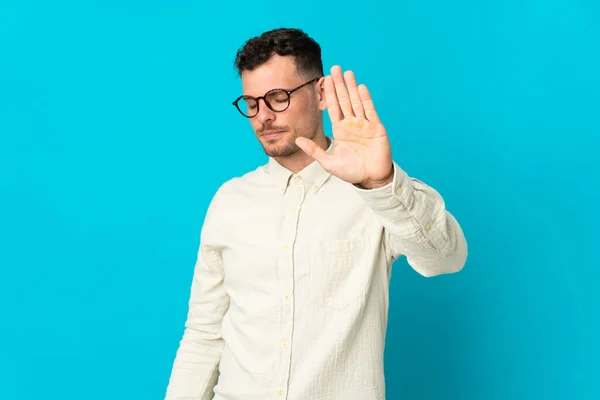 Ung Kaukasiska Stilig Man Isolerad Blå Bakgrund Gör Stopp Gest — Stockfoto