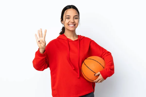 年轻女子在与世隔绝的白色背景上打篮球 快乐极了 她用手指数着四个 — 图库照片
