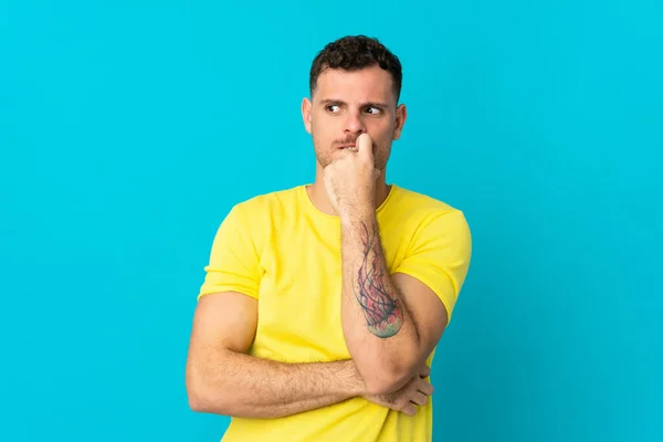 Jeune Homme Beau Caucasien Isolé Sur Fond Bleu Nerveux Effrayé — Photo