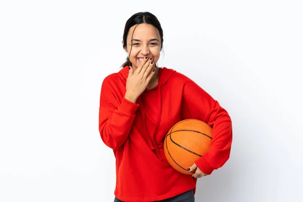 若いです女性プレイバスケットボール上の隔離された白い背景幸せと笑顔カバー口とともに手 — ストック写真