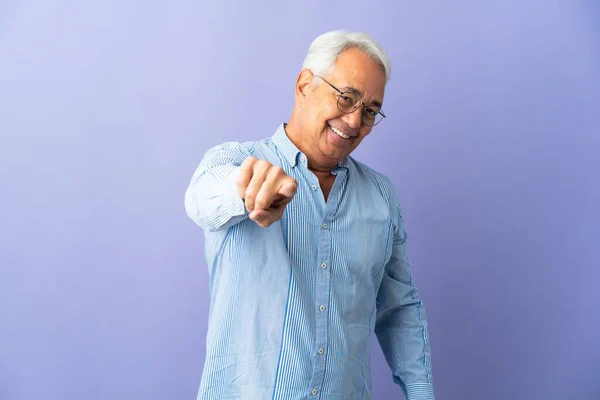 Homem Brasileiro Meia Idade Isolado Fundo Roxo Apontando Frente Com — Fotografia de Stock