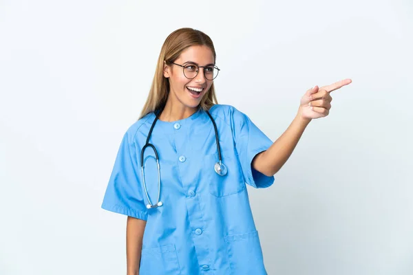 Doktor Kadın Izole Edilmiş Beyaz Arkaplan Üzerinde Parmak Göstererek Bir — Stok fotoğraf