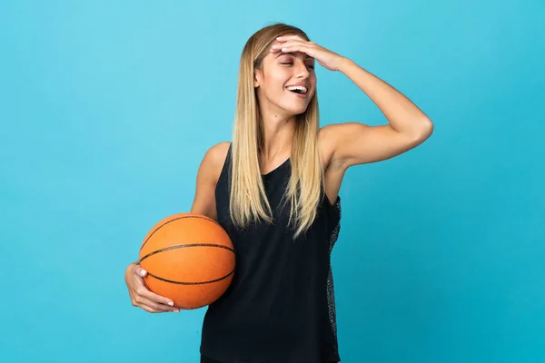 Giovane Donna Che Gioca Basket Isolato Sfondo Bianco Sorridendo Molto — Foto Stock