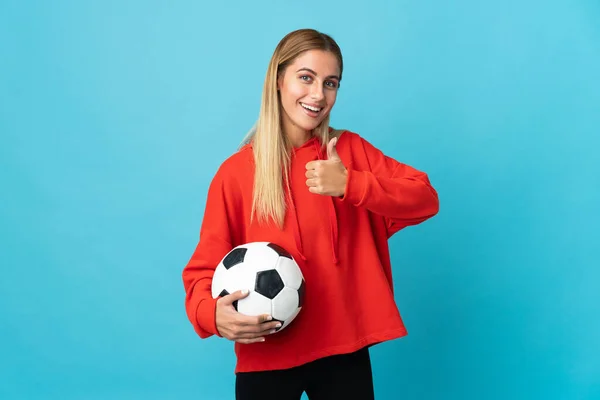 Giovane Giocatore Calcio Donna Isolato Sfondo Blu Dando Pollice Gesto — Foto Stock