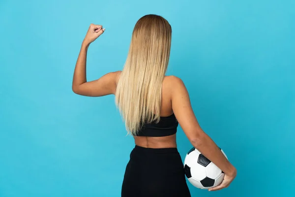 Giovane Donna Bionda Isolata Sfondo Blu Con Pallone Calcio — Foto Stock