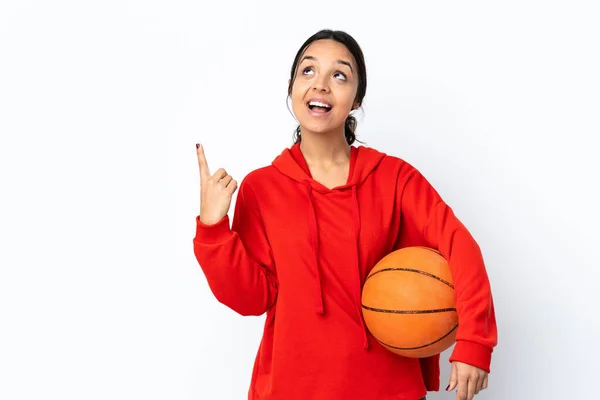 Mujer Joven Jugando Baloncesto Sobre Fondo Blanco Aislado Apuntando Hacia —  Fotos de Stock