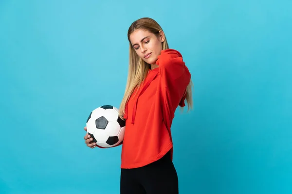 Jovem Jogador Futebol Mulher Isolada Fundo Azul Sofrendo Dor Ombro — Fotografia de Stock