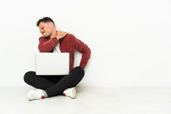 Jovem Bonito Homem Caucasiano Sit Chão Com Laptop Sofrendo Dor — Fotografia de Stock