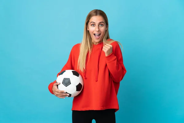 Giovane Calciatrice Donna Isolata Sfondo Blu Che Celebra Una Vittoria — Foto Stock